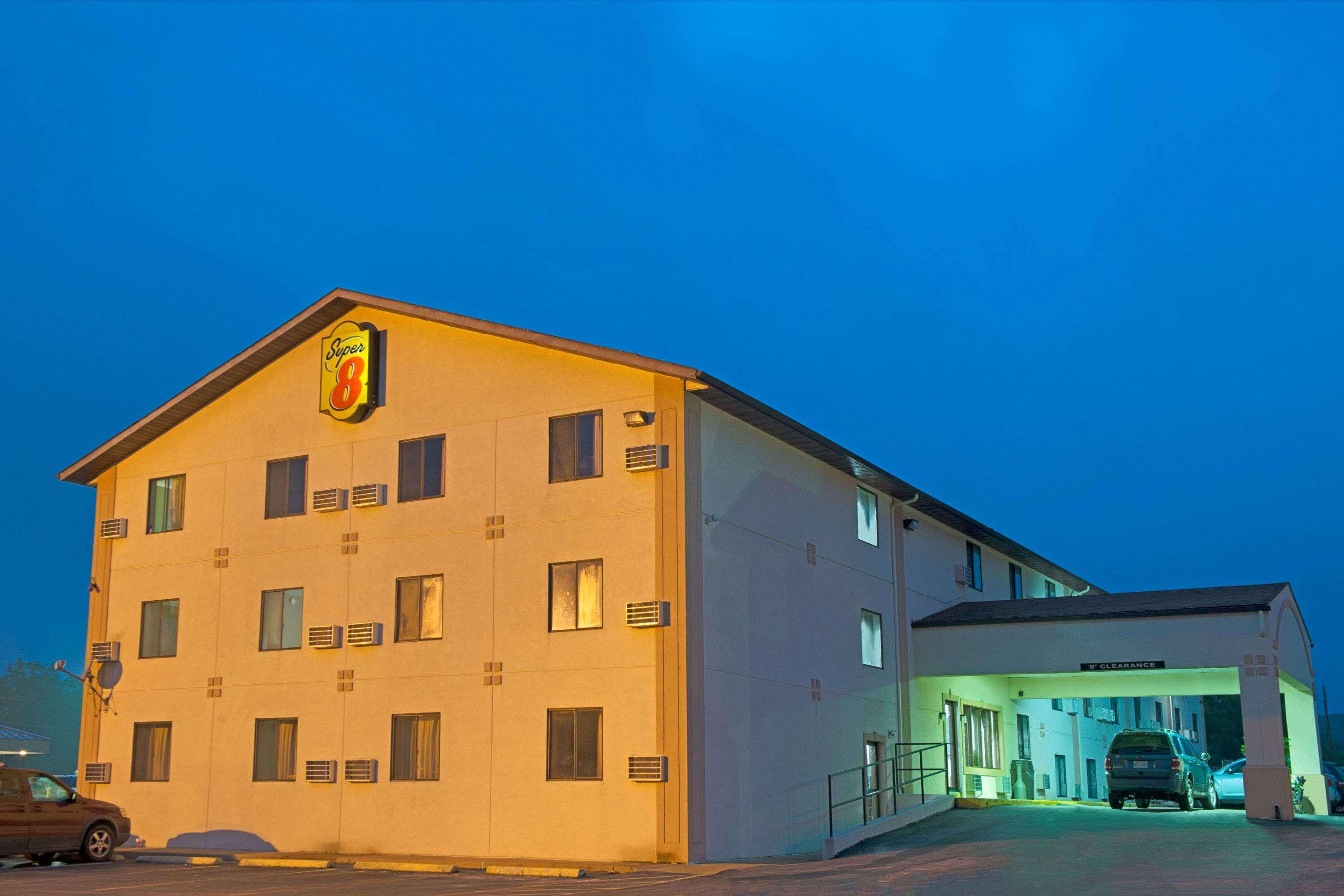 Super 8 By Wyndham Eureka/Six Flags Nearby Hotel Exterior photo